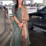 Kavya Thapar looks like a perfect diva in a salwar suit as she gets clicked by the shutterbugs at the Mumbai airport