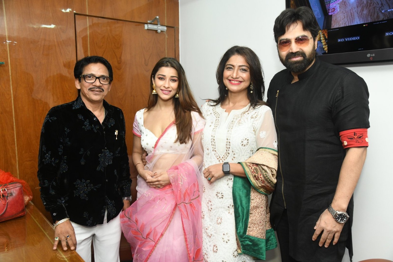 Cinebuster Magazine owner Ronnie Rodrigues organized a grand celebration of Diwali Milan