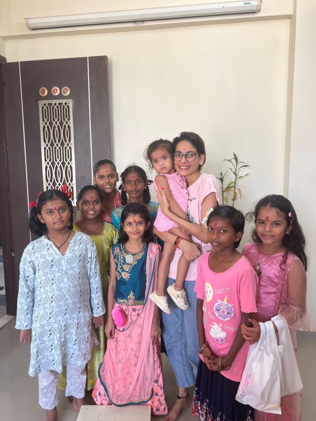 Aneri Vajani Celebrates Dussehra at Home With a Puja