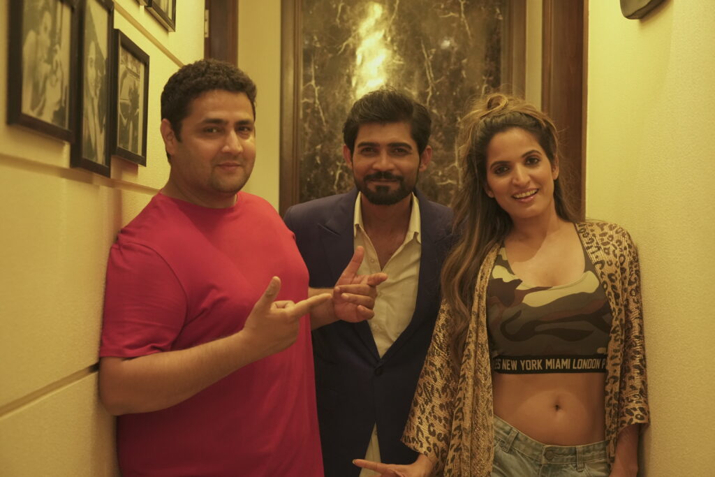 Snowfall releasing on Dec 25 featuring Qaseem Haider Qaseem, Piyu Chouhan is directed by Dinesh Soi. 4 DSC05875