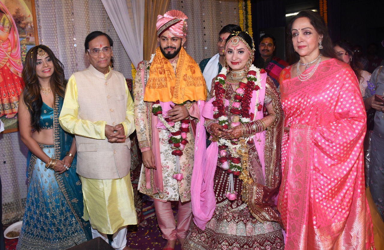 The star-studded wedding reception of Akanksha Agrawal, daughter of Kavi Narayan Agrawal क Ji and Shobit Gupta