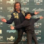 Actor Amit Sarin and child actor Bhavin Rabari recreate the famous Shah Rukh Khan signature pose