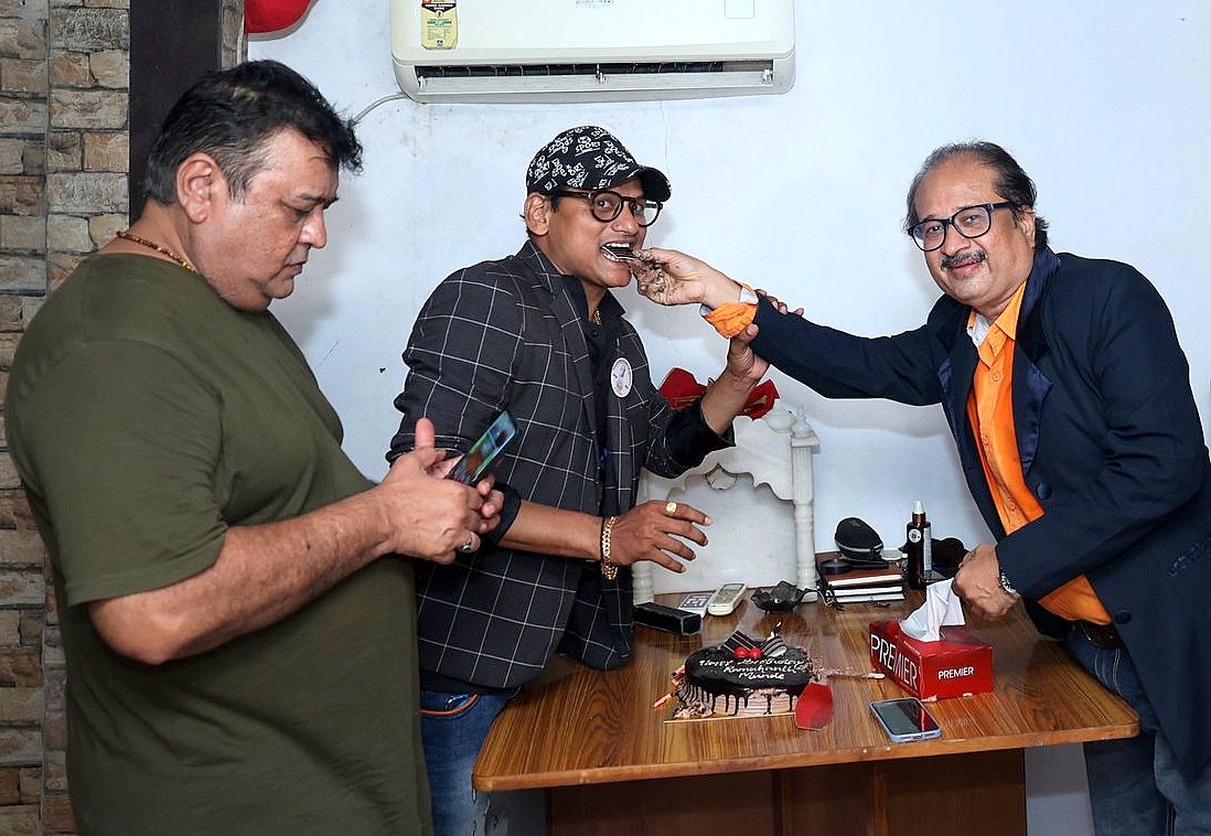 Bollywood media photographer Ramakant Munde's birthday was celebrated in Juhu Mumbai